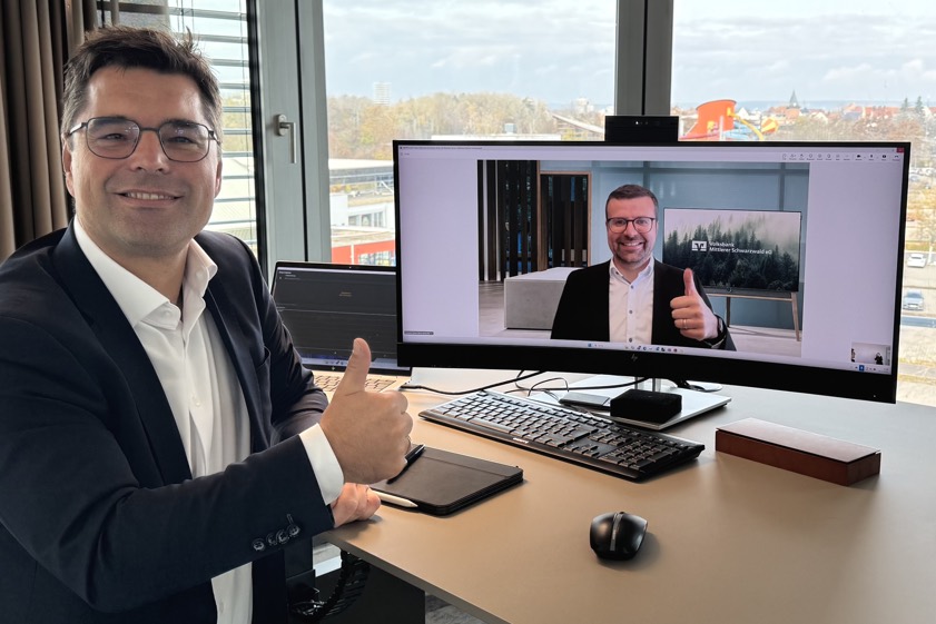 Andreas Streb (links), Vorstands-Vorsitzender der Volksbank-Raiffeisenbank Bayern-Mitte, im Online-Austausch bezüglich der "MiCAR"-Lizenz mit Sebastian Steiner, Marketing- und Vertriebs-Leiter der Volksbank Mittlerer Schwarzwald. Foto: oh