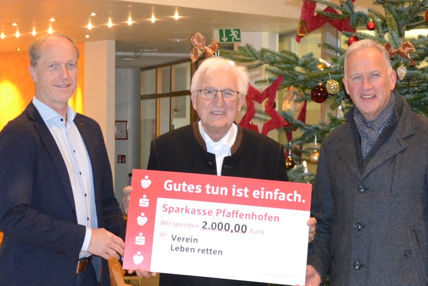 Sparkassen-Vorstands-Chef und Stiftungsrat Tino Müller (links) sowie Stiftungs-Vorstand Michael Hoyer (rechts) übergaben den symbolischen Scheck an Altlandrat Rudi Engelhard, den Vorsitzenden des Vereins "Leben retten". Foto: Margit Kraus