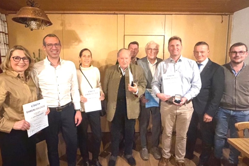 Ulrike Röder (von links), Markus Hartmann, Marion Huber, Fritz Müller, Andreas Aichele, Rudi Engelhard, Roman Plöckl, Karl Straub und Fabian Flössler. Foto: oh