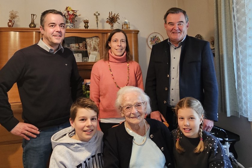 Hinten, von links: Bürgermeister Thomas Herker, Enkelin Anna Kauf, Landrat Albert Gürtner. Vorne: Maria Bäuml mit ihren Urenkeln Benedikt und Emma. Foto: Stadt Pfaffenhofen