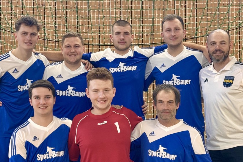 Mit einem Rumpfteam erreichte die Fußball-Schiri-Gruppe von Pfaffenhofen beim Max-Klauser-Cup diesmal nur den vierten Platz unter den 14 teilnehmenden Teams. Stehend, von links: David Raabe (TSV Jetzendorf), Niklas Großmann (FC Hettenshausen), Stefan Meßias (SV Irsching-Knodorf), Asim Sarajlic (TSV Paunzhausen) und Team-Chef Mustafa Köroglu (Türk-SV Pfaffenhofen). Knieend, von links: Max Rottenwaller (SV Ilmmünster), Benedikt Lange (TSV Jetzendorf) und Manuel Kestler (MBB-SG Manching). Foto: oh