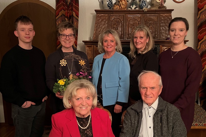 Sebastian Müller (hinten, von links), Vize-Bürgermeisterin Alice Köstler-Hösl, Carmen Nischwitz, Elke Müller und Marina Nischwitz mit Heidi und Erich Mittelstädt. Foto: Kreitmeyer