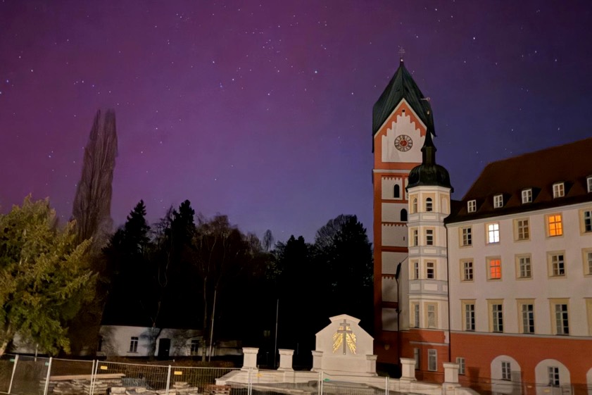 Die FOS und die BOS in Scheyern sind in Räumlichkeiten des dortigen Klosters zu finden. Dieses Foto hat Ludwig Schrätzenstaller kürzlich im Innenhof gemacht – in der Nacht, als auch im Landkreis Pfaffenhofen beeindruckende Polarlichter zu sehen waren. Foto: Ludwig Schrätzenstaller