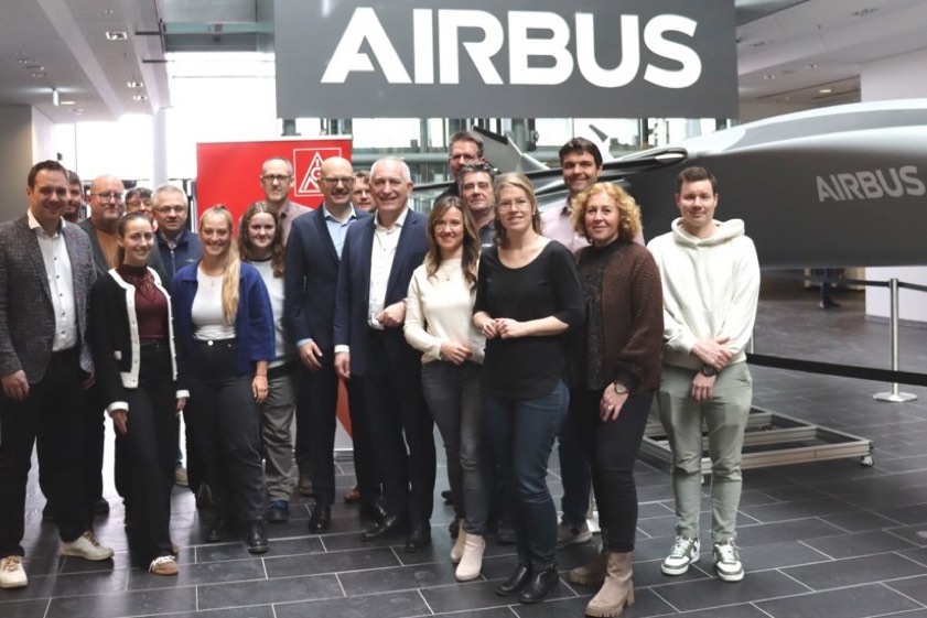 IG-Metall-Vertrauenskörper bei Airbus in Manching mit Gewerkschafts-Funktionär Jürgen Kerner. Fotos: IG-Metall bei Airbus in Manching.