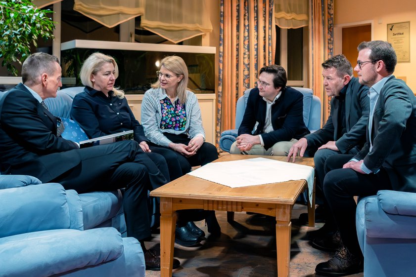 Der Landtags-Abgeordnete Karl Straub (von links), Pflegefachkraft-Auszubildende Sanja Rajkovic, die Bundestags-Abgeordnete Katrin Staffler, der Bundestags-Abgeordnete Christian Moser, CSU-Landrats-Kandidat Andreas Aichele und Bezirksrat Fabian Flössler. Foto: Thunig