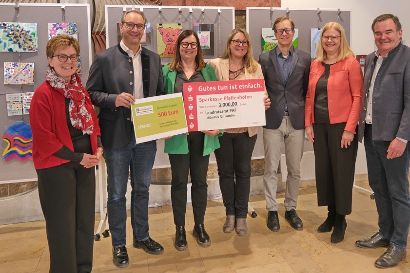 Spenden-Übergabe im Rahmen der Ausstellungs-Eröffnung: Landrat Albert Gürtner (von rechts), Hiltrud Leber vom Verein "Zamor", Chefarzt Peter Grein, Bündnis-Koordinatorin Stefanie Müller, Sparkassen-Vorstands-Mitglied Ingrid Stocker sowie Willi Knoll, der Vorsitzende des Personalrats am Landratsamt, und VHS-Chefin Alice Köstler-Hösl. Foto: Michael Hagn