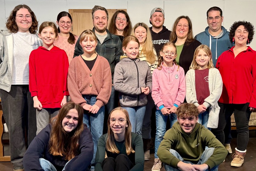 So groß wie heuer war das Ensemble der Theater-Gruppe von Uttenhofen schon lange nicht mehr: Hinten stehend die Erwachsenen; von links: Lisa Rankl, Elisabeth Roßmeier, Robert Obermaier, Caro Maier, Anna Stichlmair, Benno Spitzweg, Monika Rankl, Theater-Chef Stefan Rankl und Sarah Kaindl. Davor die Jugend-Gruppe; stehend von links: Julia Bauer, Johanna Neumeir, Katharina Braun, Gabriele Brenner und Antonia Neumeir sowie sitzend von links: Marina Rankl, Theresa Neumeir und Luis Maier.