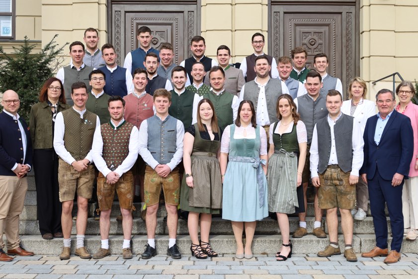 Vorne, von links: Peter Liebhardt (Semester-Leiter), Josef Kappelmeier, Niklas Bauer, Korbinian Pfab, Eva Aidelsburger, Franziska Ansbacher, Anja Klinger, Peter Mayr und der Pfaffenhofener Landrat Albert Gürtner. Zweite Reihe, von links: Petra Praum (Leiterin des AELF Ingolstadt-Pfaffenhofen), Florian Eidelsburger, Fabian Bachmaier, Sebastian Bauer, Andreas Bauer, Simon Kopold, Matthias Dietenhofer, Pia Schurius (stellvertretende Schul-Leiterin), Andrea Kellermann (Schuk-Leiter). Dritte Reihe, von links: Felix Winter, Hannes Hofgärtner, Kevin Petz, Thomas Schöffmann, Markus Neheider, Maximilian Liebhard, Benedikt Gandorfer. Hinten, von links: Nico Karl, Markus Bruglachner, Sebastian Pfaller, Kilian Kraus, Luca Hilgers, Michael Seemüller. Fotos: Csigo-Polz, AELF Ingolstadt-Pfaffenhofen