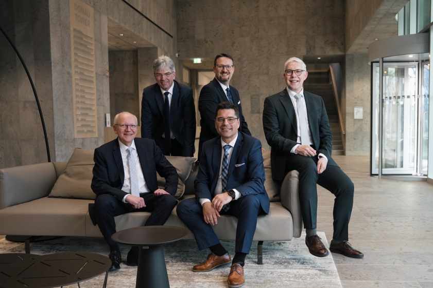 Vorne, von links: Vorstands-Mitglied Franz Mirbeth und Vorstands-Chef Andreas Streb. Hinten, von links: Vorstands-Mitglied Wolfgang Gebhard, der künftige Generalbevollmächtigte Tobias Schuster und Vorstands-Mitglied Helmut Kundinger. Fotos: oh