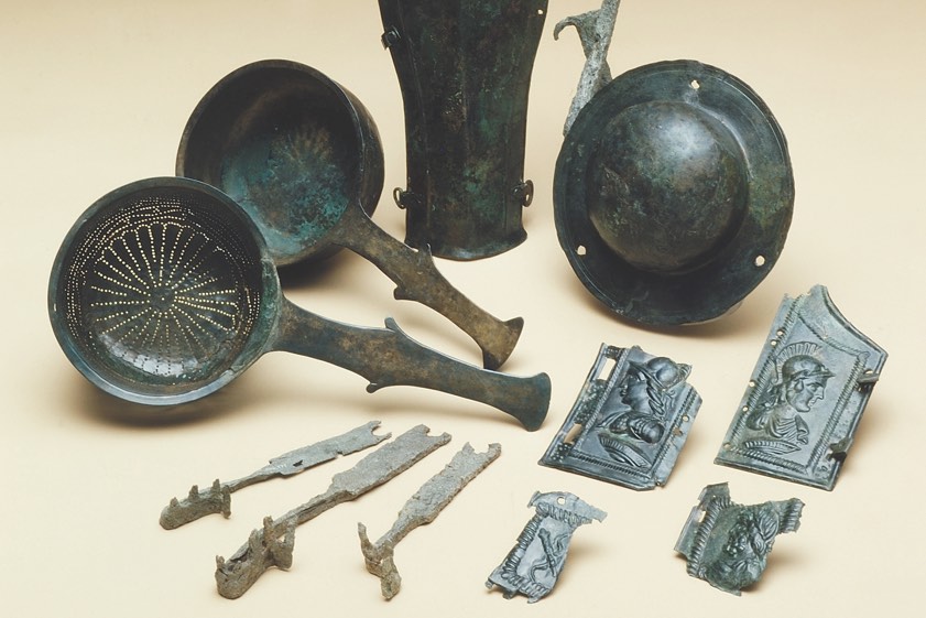 Teile des römischen Bronze- und Eisenhorts aus Manching. Foto: Archäologische Staatssammlung