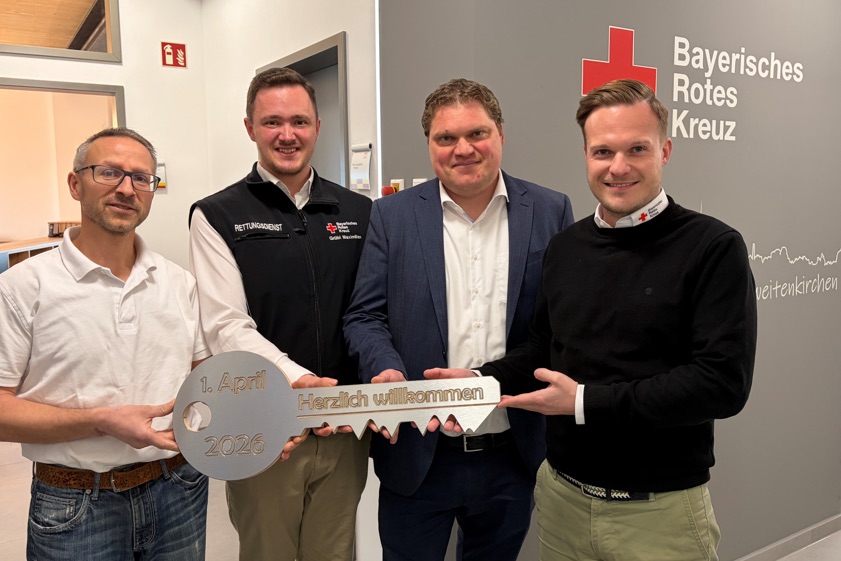Symbolische Schlüssel-Übergabe für die neue Rettungswache in Schweitenkirchen; von links: Robert Badhorn (Investor), Maximilian Grübl (stellvertretender Standort-Leiter), Benedikt Weltge (stellvertretender Vorsitzender des BRK-Kreisverbands), Fabian Heierhoff (Rettungsdienst-Leiter des BRK-Kreisverbands).
