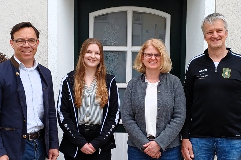Birgit Nieser (Kellerschützen Tegernbach, Zweite von rechts) sicherte sich den Königstitel bei der 45. Pfaffenhofener Stadt-Schützenmeisterschaft, Clarissa Marschner (Dorfschützen Uttenhofen) zielte am genauesten auf die Dr.-Tritschler-Gedächtnis-Scheibe. Zu den ersten Gratulanten gehörten Martin Rohrmann (links), der Vorsitzende des Sport-Gremiums von Pfaffenhofen, sowie Stefan Thalmeier, der Chef der den diesjährigen Wettbewerb ausrichtenden Dorfschützen von Uttenhofen.