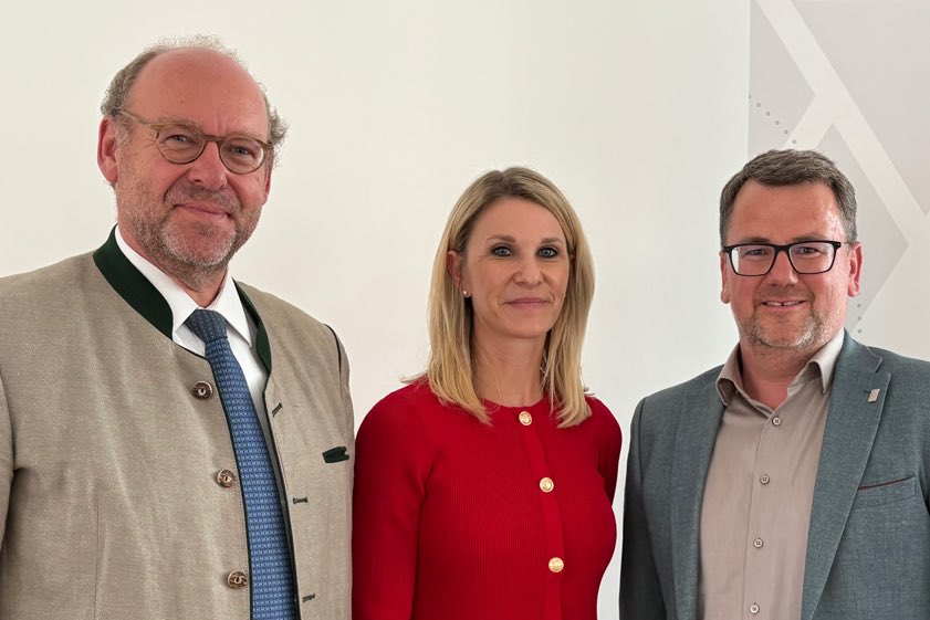 Die neu gewählten stellvertretenden Vorsitzenden Sebastian Hipp (links) und Beate Kempf mit dem neuen Ausschuss-Vorsitzenden Fabian Stahl. Foto: IHK