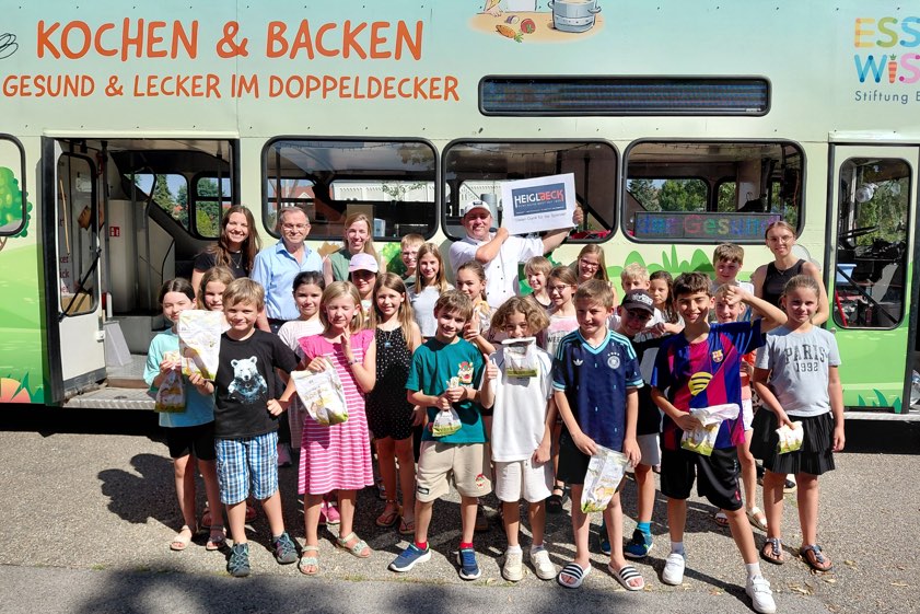 Karl Huber (Bürgermeister von Ernsgaden und Vize-Landrat), Karoline Finkenzeller (Rektorin der Grundschule von Ernsgaden), Anna-Lena Panzer ("Gesundheits-Region plus"), Bäcker Michael Weise sowie die Kinder der dritten Klasse der Grundschule von Ernsgaden mit Lehrerin Rebecca Huber. Foto: Andrea Gehrer