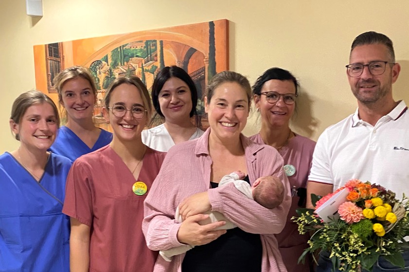 Ilmtalklinik-GmbH-Geschäftsführer Christian Degen und das Team des Kreißsaals gratulieren der Mama zum kleinen Luis. Foto: Kiesenbauer, Ilmtalklinik