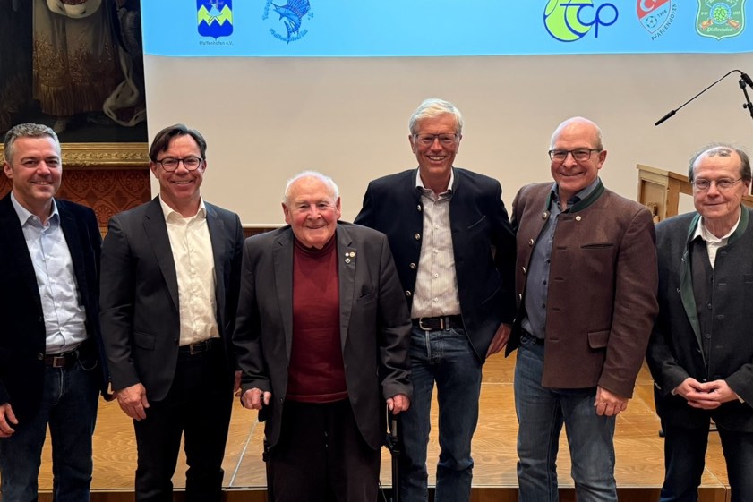 Der Pfaffenhofener Bürgermeister Thomas Herker (von links), Sport-Gremiums-Chef Martin Rohrmann, Sport-Gremiums-Ehrenvorsitzender Hellmuth Inderwies, Sport-Gremiums-Vize-Vorsitzender Karl Oexler, Sport-Gremiums-Schriftführer Wolfgang Inderwies und BLSV-Kreisvorsitzender Harald Bruckmeier. Fotos: oh