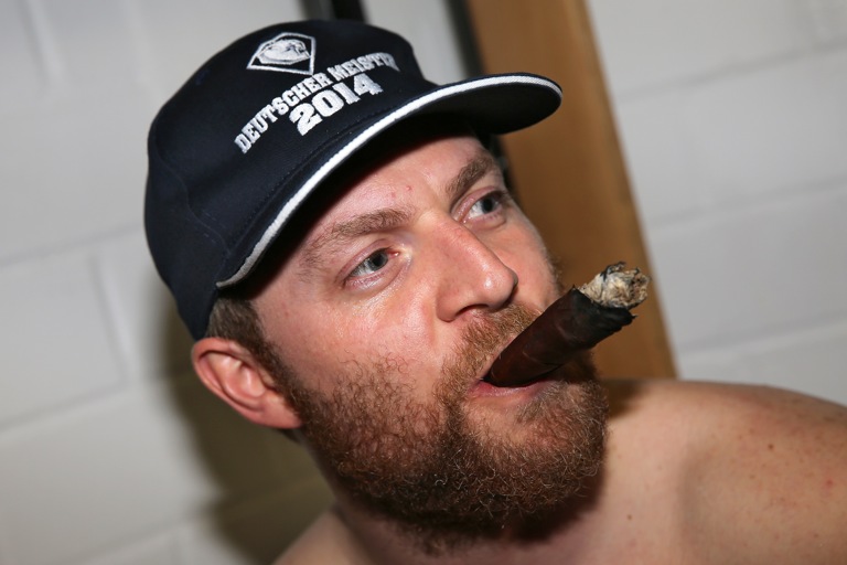 Derek Hahn, hier nach dem Gewinn der Meisterschaft mit Sieger-Zigarre in der Kabine, bleibt beim ERC Ingolstadt. Foto: Bösl