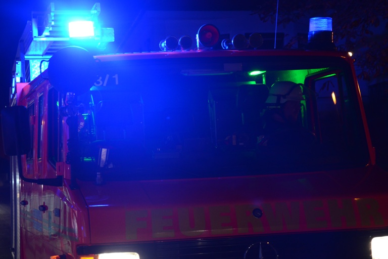 Foto oben: Symbolbild; Fotos unten: Feuerwehr Reichertshofen