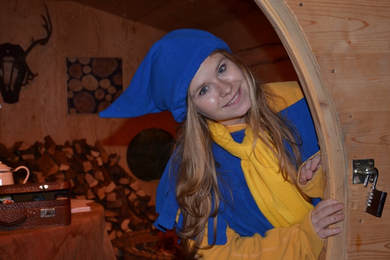 Der Weihnachts-Wichtel ist in seine Hütte am Hauptplatz eingezogen – damit ist der Christkindlmarkt eröffnet. Fotos: Zell