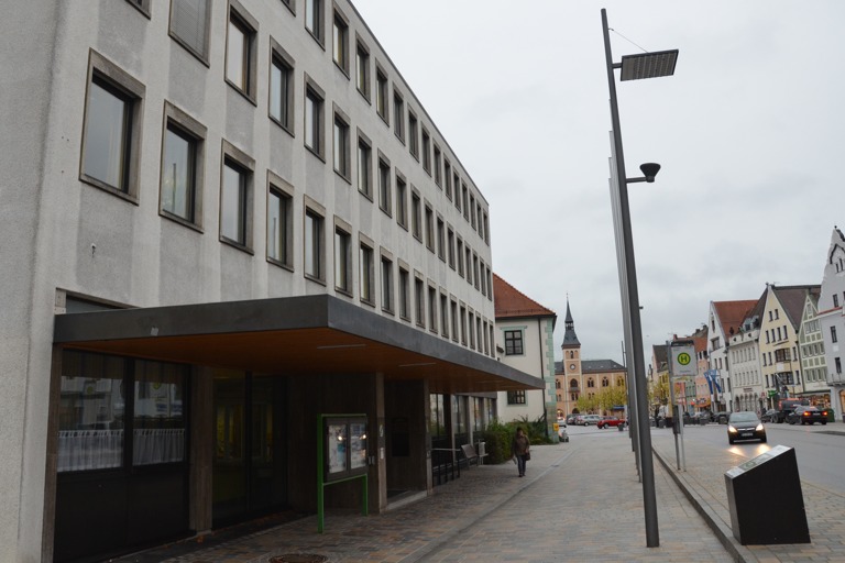 Das Pfaffenhofener Landratsamt: Braucht immer mehr Leute, bringt sie aber nicht unter. Auch nach der 17 Millionen Euro teuren Sanierung und Erweiterung nicht. Archivfoto: Zell